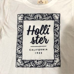 Hollister white/navy embroidered roll cuff short sleeved tee size small